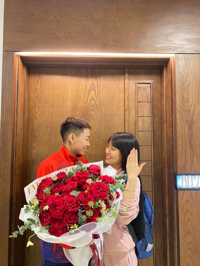 Nữ võ sĩ cầu hôn bạn gái sau khi giành HCV Muay SEA Games 31
