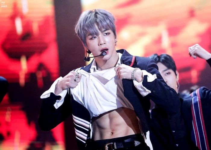 Khi nam idol lột xác trên sân khấu: V (BTS) trở nên lạnh lùng khó tả