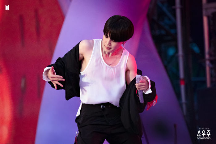 Khi nam idol lột xác trên sân khấu: V (BTS) trở nên lạnh lùng khó tả