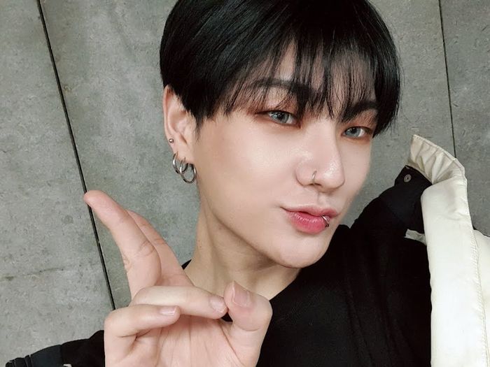 Những chiếc khuyên độc lạ của idol xứ Hàn: Phải gọi Bobby là ông trùm