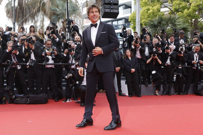 7749 quy định gắt gao ở Cannes: Phái nữ không được đi giày bệt 