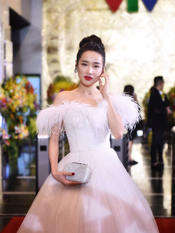 Mỹ nữ Việt diện váy trắng, tô son đỏ: Hương Giang tựa công chúa
