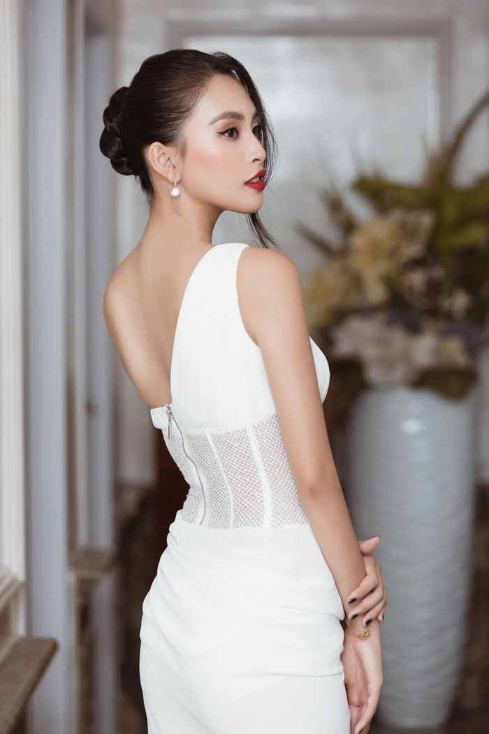 Mỹ nữ Việt diện váy trắng, tô son đỏ: Hương Giang tựa công chúa