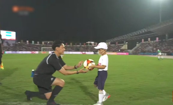 Ái nữ chủ tịch CLB SG đưa con trai đến sân bóng, xuất hiện trận mở màn