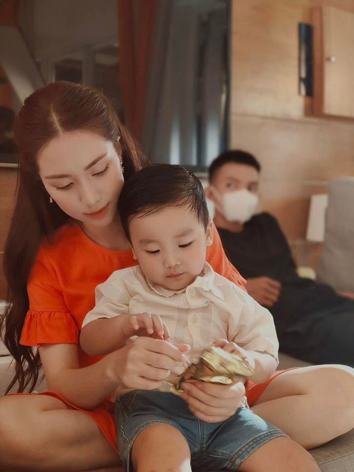 Ảnh hot sao Việt 10/5: Bo Thúi lên đồ cực bảnh hộ tống mẹ Hòa Minzy