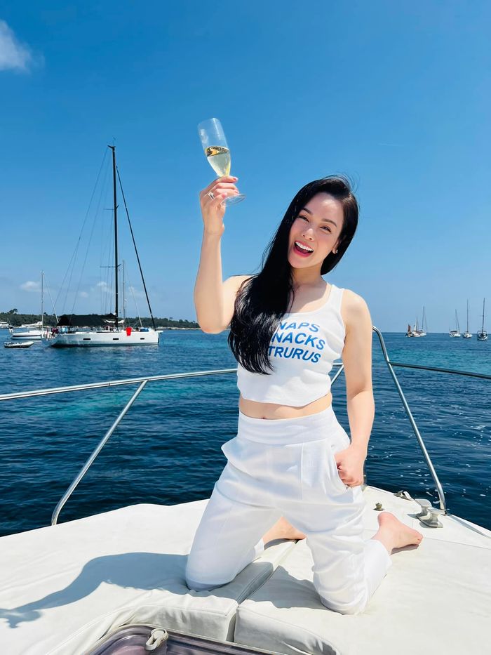 Ảnh hot sao Việt 16/5: Nhật Kim Anh thả dáng trên du thuyền sang chảnh