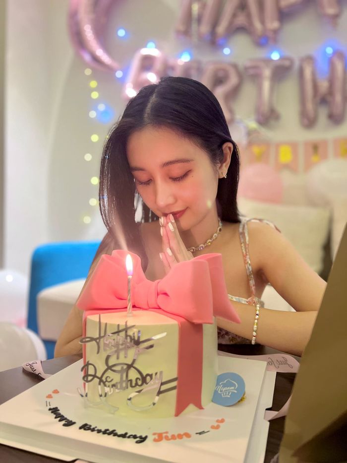 Ảnh hot sao Việt 27/5: Phương Nga nhổ tóc bạc cho Bình An giá 50k/sợi