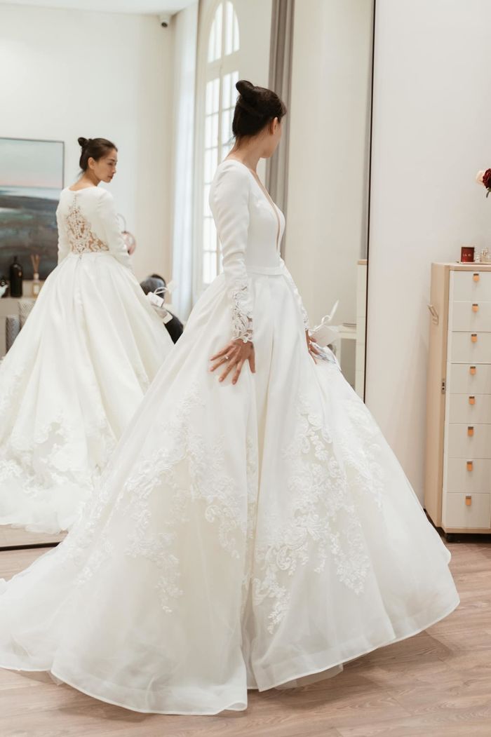Ảnh hot sao Việt 3/5: Ngô Thanh Vân thử váy cưới mang theo cả cố vấn