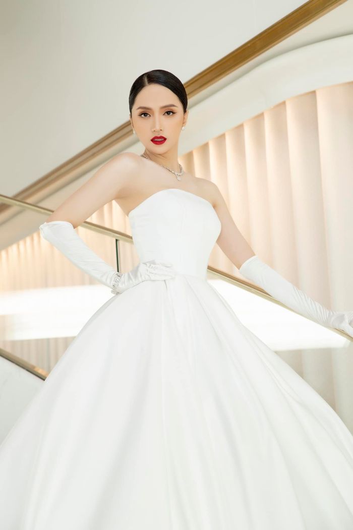 Mỹ nữ Việt diện váy trắng, tô son đỏ: Hương Giang tựa công chúa
