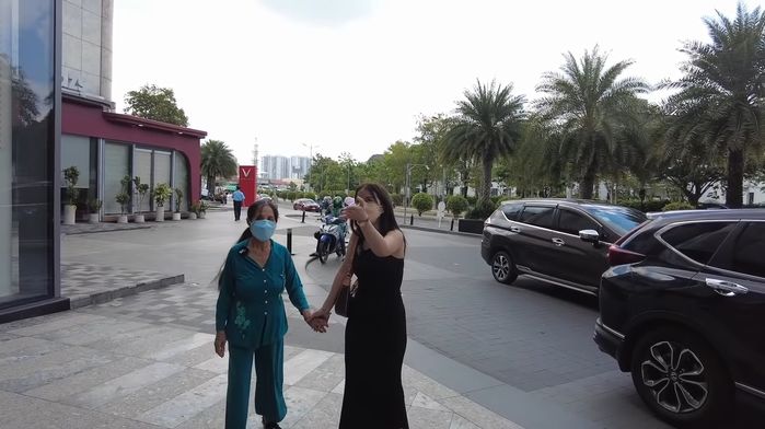 Bà Nhân Vlog báo hiếu mẹ khi thành đạt: Mua nhà tặng, đưa mẹ đi ăn