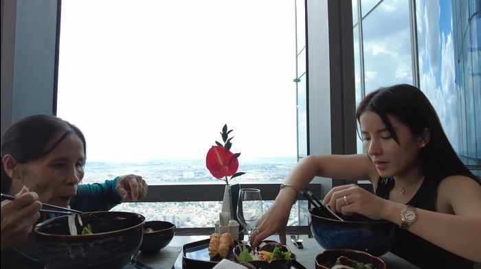 Bà Nhân Vlog báo hiếu mẹ khi thành đạt: Mua nhà tặng, đưa mẹ đi ăn
