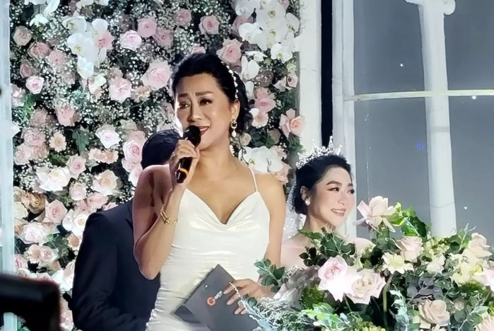 Ba vắng mặt, mẹ ruột khóc như mưa tại đám cưới lần 2 của vua cá koi