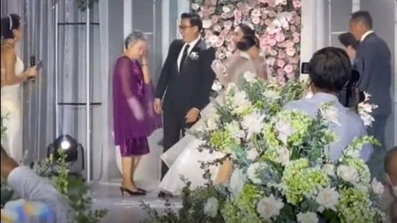Ba vắng mặt, mẹ ruột khóc như mưa tại đám cưới lần 2 của vua cá koi