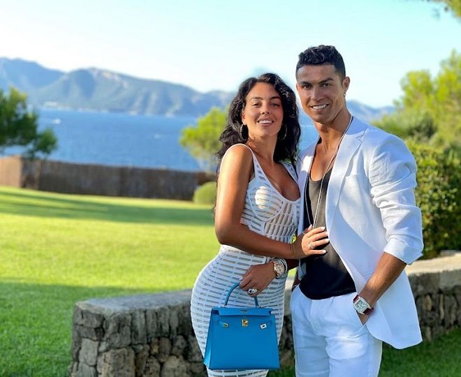 Tái xuất sau 1 tháng sinh con, vợ của CR7 đi chuyên cơ đến LHP Cannes