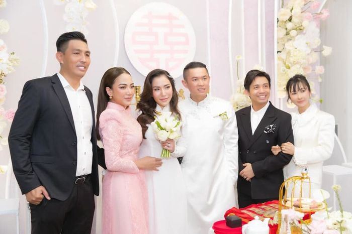 Bạn thân tặng Phương Trinh 700 triệu là chị gái cô dâu 100 cây vàng