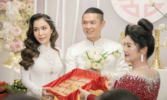 Bạn thân tặng Phương Trinh 700 triệu là chị gái cô dâu 100 cây vàng