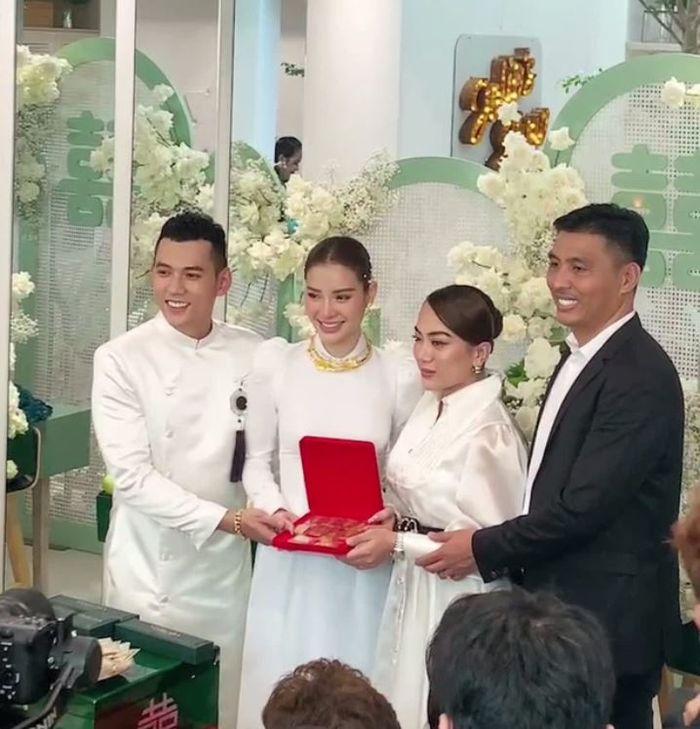 Bạn thân tặng Phương Trinh 700 triệu là chị gái cô dâu 100 cây vàng