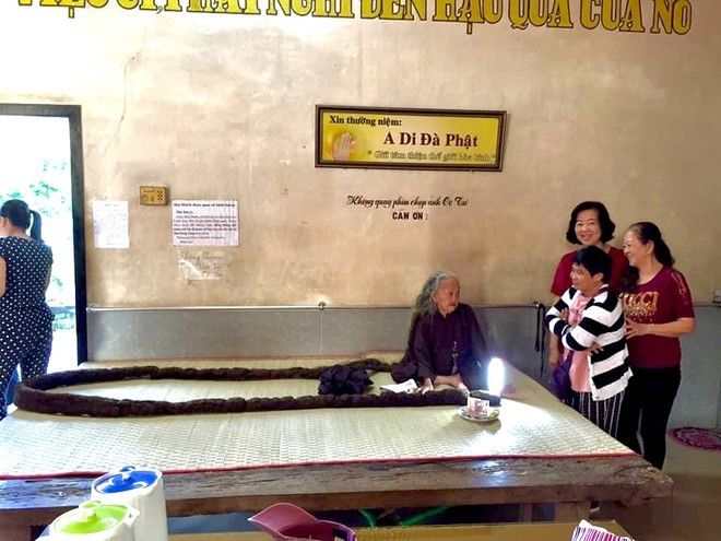 Bến Tre: Cụ bà U90 sở hữu mái tóc dài 6,2m, từ lâu đã không cắt gội