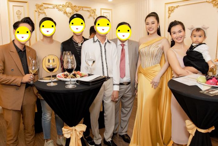 Biểu cảm của ái nữ nhà Võ Hạ Trâm khi lần đầu được mẹ đưa đi sự kiện