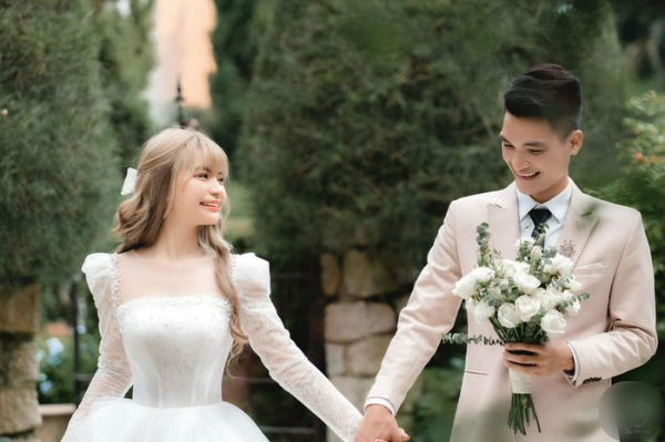 Bộ ảnh cưới của Mạc Văn Khoa và bà xã: người thứ ba chiếm spotlight