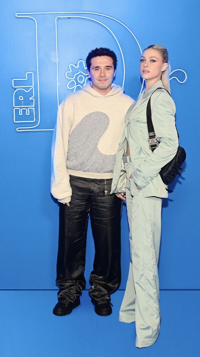 Brooklyn Beckham làm nền cho vợ, mặc hệt trẻ con đi show thời trang