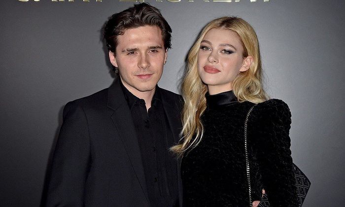 Brooklyn Beckham làm nền cho vợ, mặc hệt trẻ con đi show thời trang