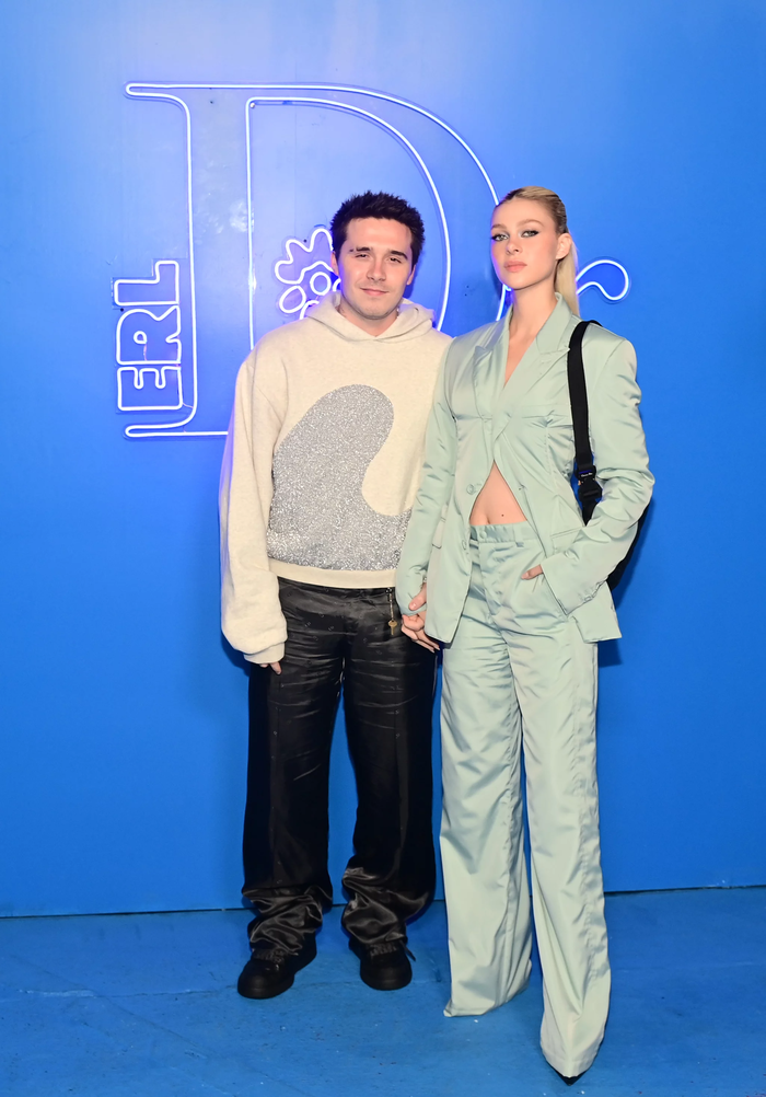 Brooklyn Beckham làm nền cho vợ, mặc hệt trẻ con đi show thời trang