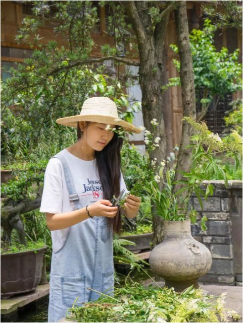 Chán phố thị xô bồ, gia đình 3 người về quê xây nhà gỗ 400m bình yên