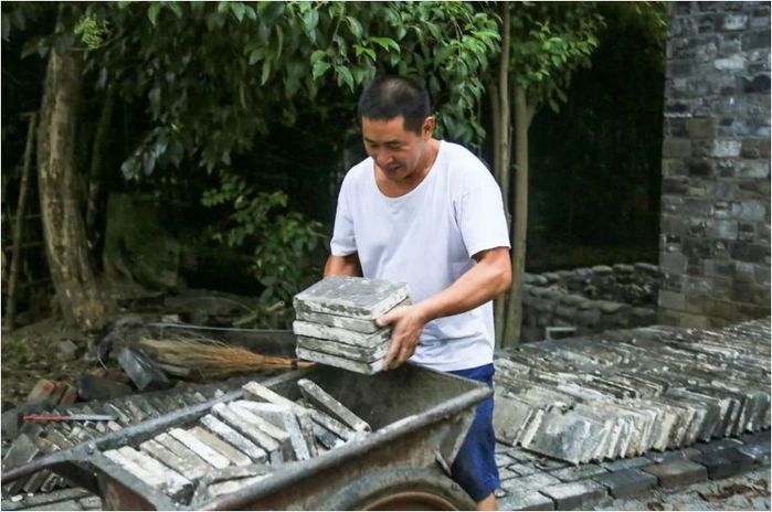 Chán phố thị xô bồ, gia đình 3 người về quê xây nhà gỗ 400m bình yên
