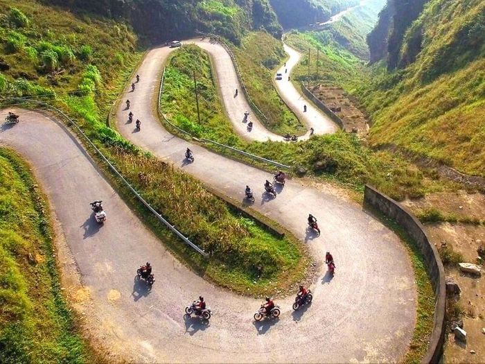 Chàng trai chuyển giới hạnh phúc khi làm cha, tự thay bỉm, pha sữa