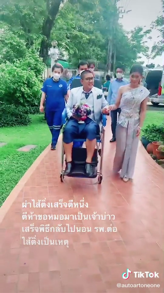 Chú rể vàng mười: Đi xe cứu thương đến đón dâu, xong thủ tục về viện