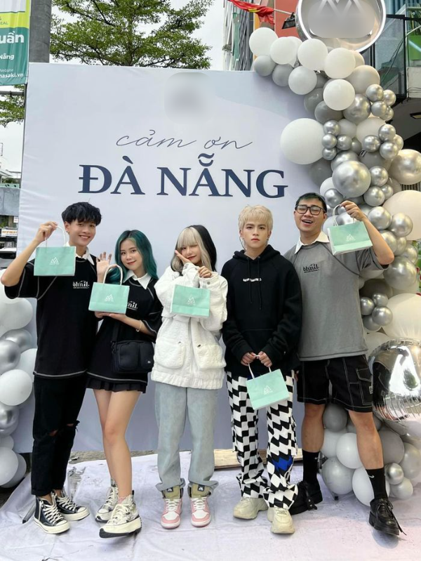 CiiN xuất hiện sau tân trang, ngồi hàng đầu sự kiện như Celeb
