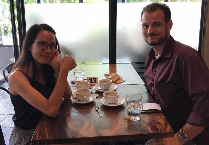 Cô gái Việt hốt được chồng Tây điểm 10 nhờ một ly cà phê miễn phí
