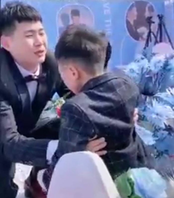 Cô giáo chủ nhiệm trở thành chị dâu, bé trai bật khóc trong đám cưới