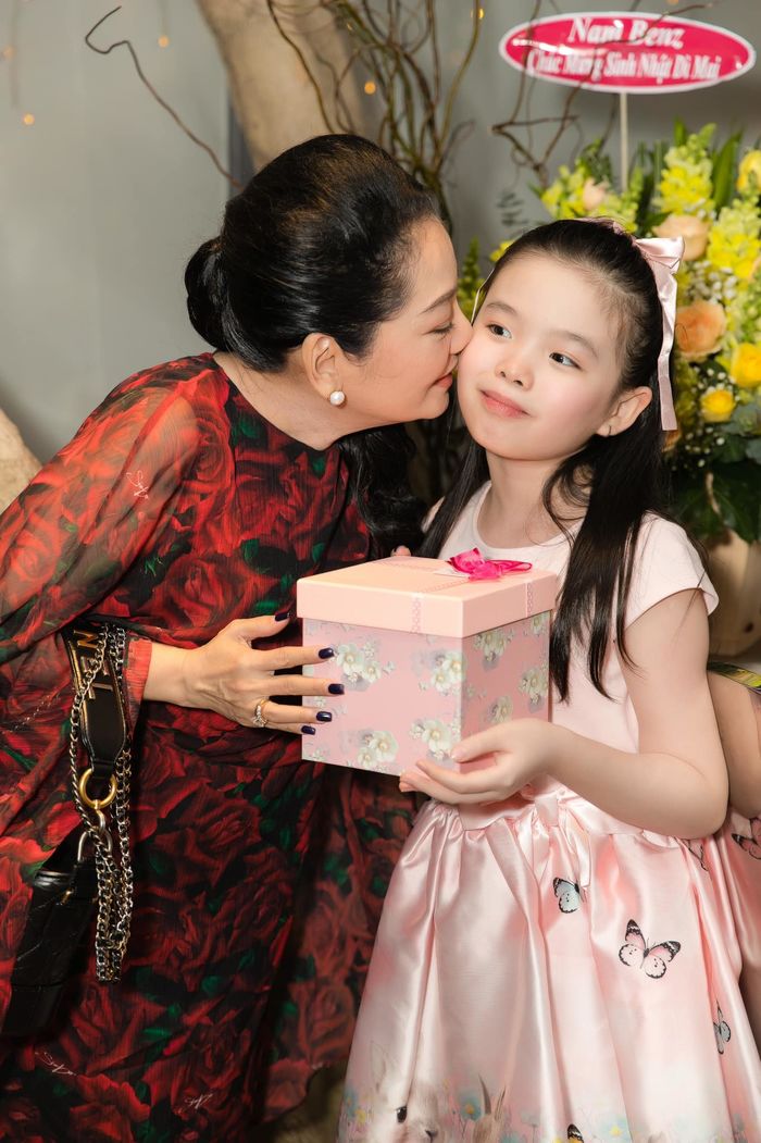 Con gái 9 tuổi của Phương Trinh Jolie gọi mẹ của Lý Bình là bà nội