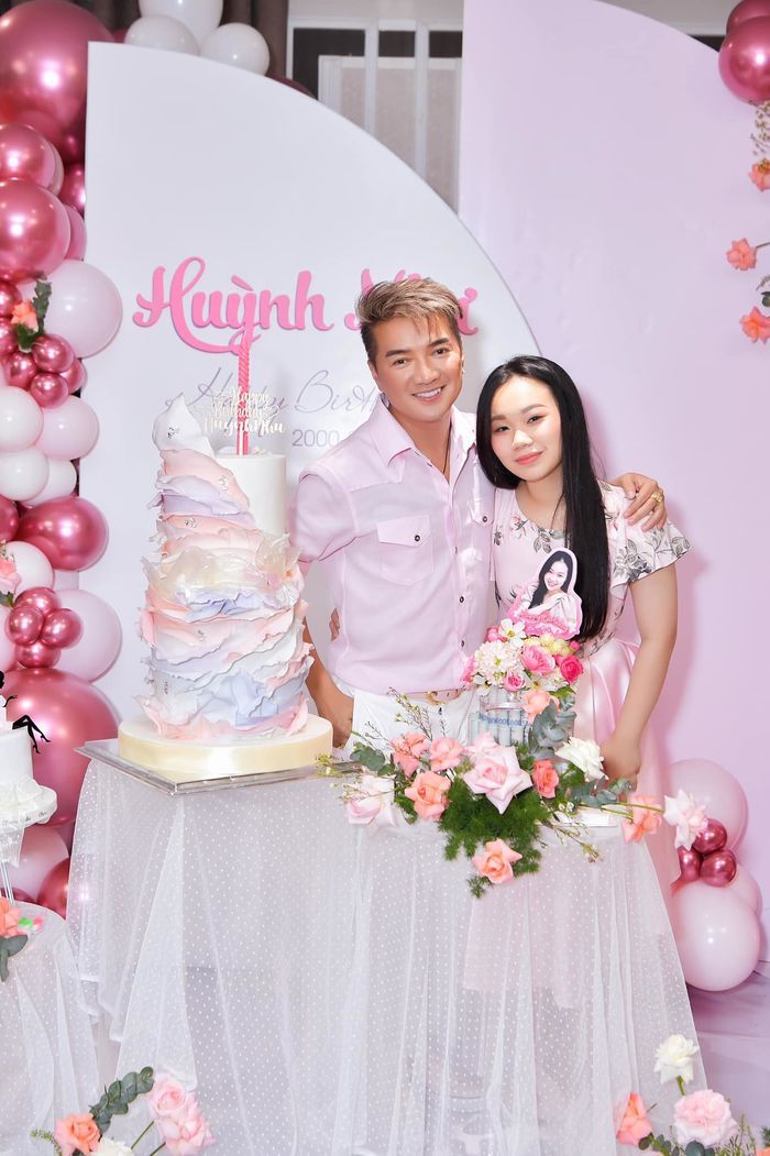 Con gái Đàm Vĩnh Hưng: 18 tuổi làm bà chủ, sắm đồ hiệu không ngơi tay