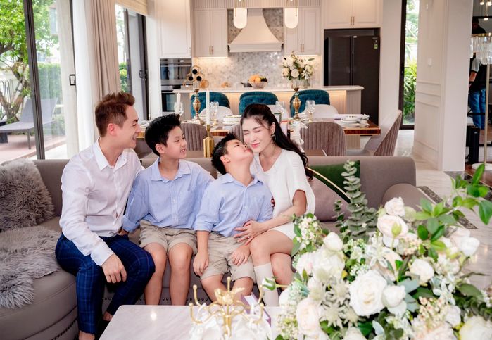 Con sao Việt khủng hoảng tuổi lên 3: Nhã Phương đau đầu vì ái nữ ăn vạ