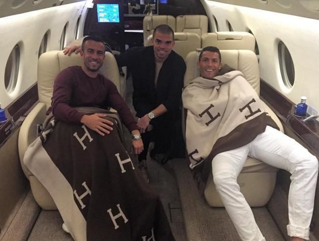 Cristiano Ronaldo đưa bạn thân đi chơi bằng máy bay riêng 723 tỷ