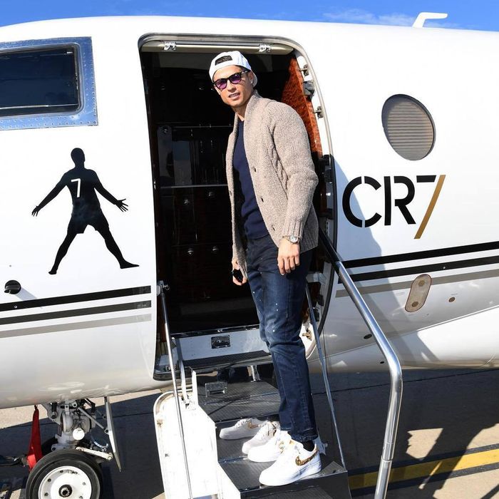 Cristiano Ronaldo đưa bạn thân đi chơi bằng máy bay riêng 723 tỷ