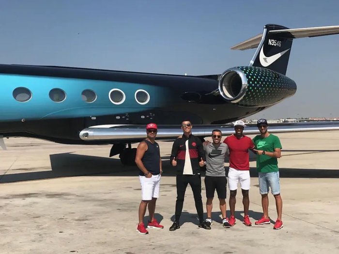 Cristiano Ronaldo đưa bạn thân đi chơi bằng máy bay riêng 723 tỷ