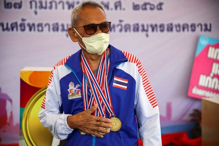 Cụ ông 102 tuổi vẫn miệt mài thi chạy nước rút: HCV đeo mỏi cổ