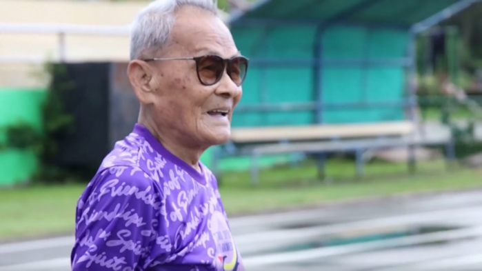 Cụ ông 102 tuổi vẫn miệt mài thi chạy nước rút: HCV đeo mỏi cổ