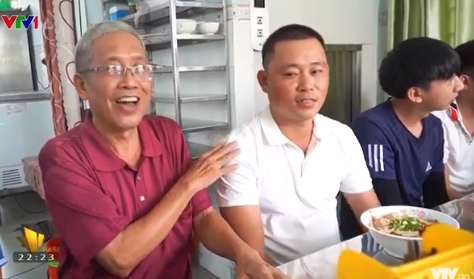 Cụ ông bán bún bò Huế 20 năm nuôi hơn 50 người con ăn học thành tài