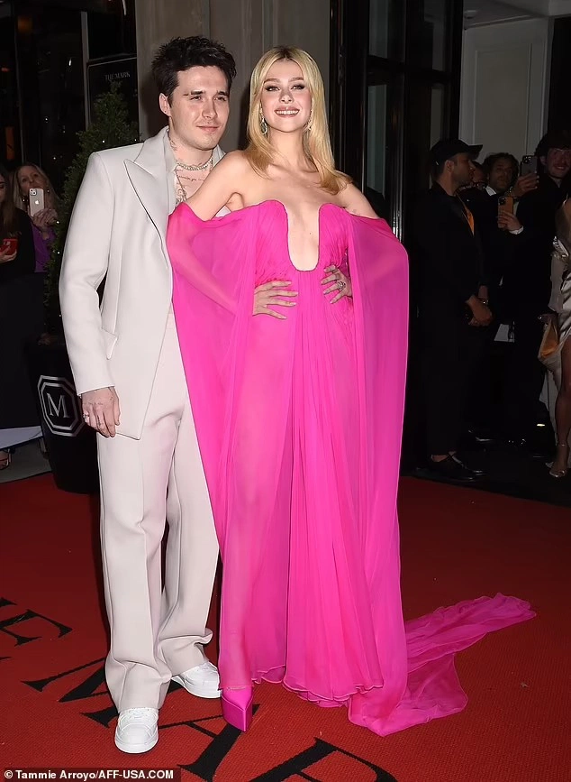 Đã mắt với bộ cánh cháy nhất của Brooklyn-vợ tỷ phú ở Met Gala