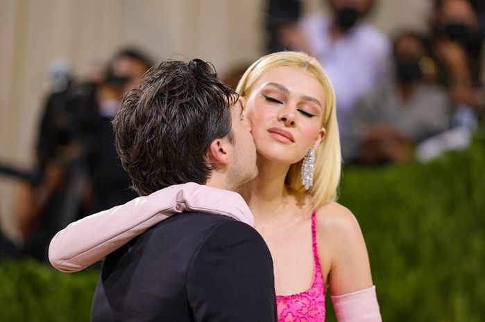 Đã mắt với bộ cánh cháy nhất của Brooklyn-vợ tỷ phú ở Met Gala