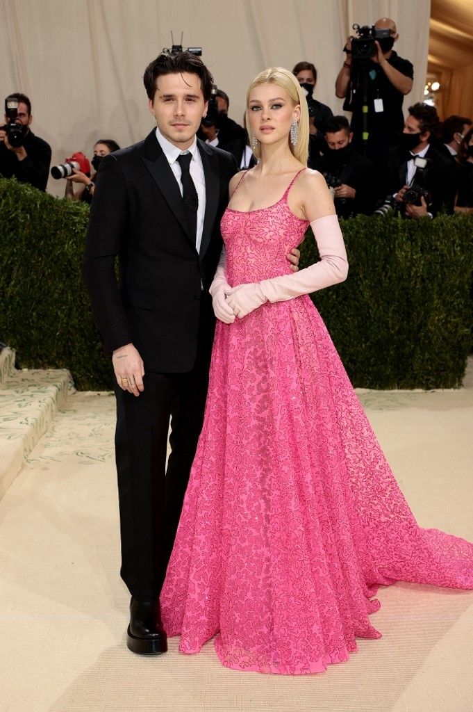Đã mắt với bộ cánh cháy nhất của Brooklyn-vợ tỷ phú ở Met Gala