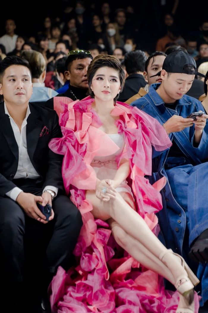 Dàn sao Việt mặc kiệm vải đi xem thời trang: Hải Triều chiếm spotlight