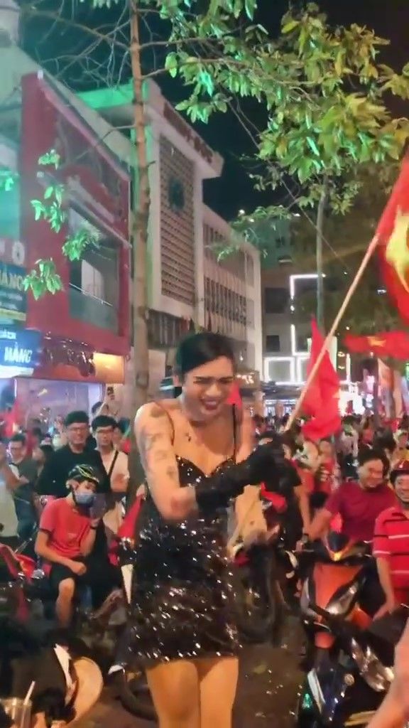 Dàn sao Việt xuống đường đi bão: Thùy Tiên rớt luôn hình tượng