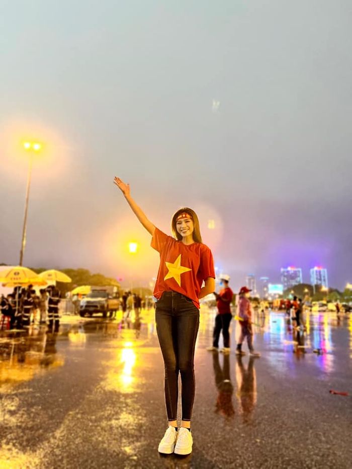 Dàn sao Việt xuống đường đi bão: Thùy Tiên rớt luôn hình tượng