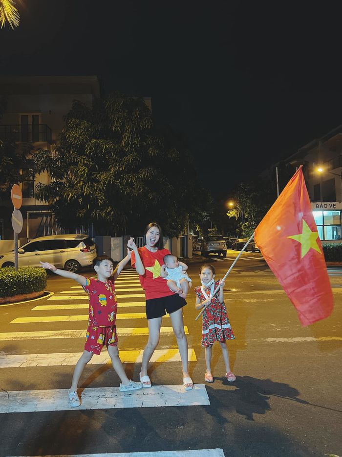 Dàn sao Việt xuống đường đi bão: Thùy Tiên rớt luôn hình tượng